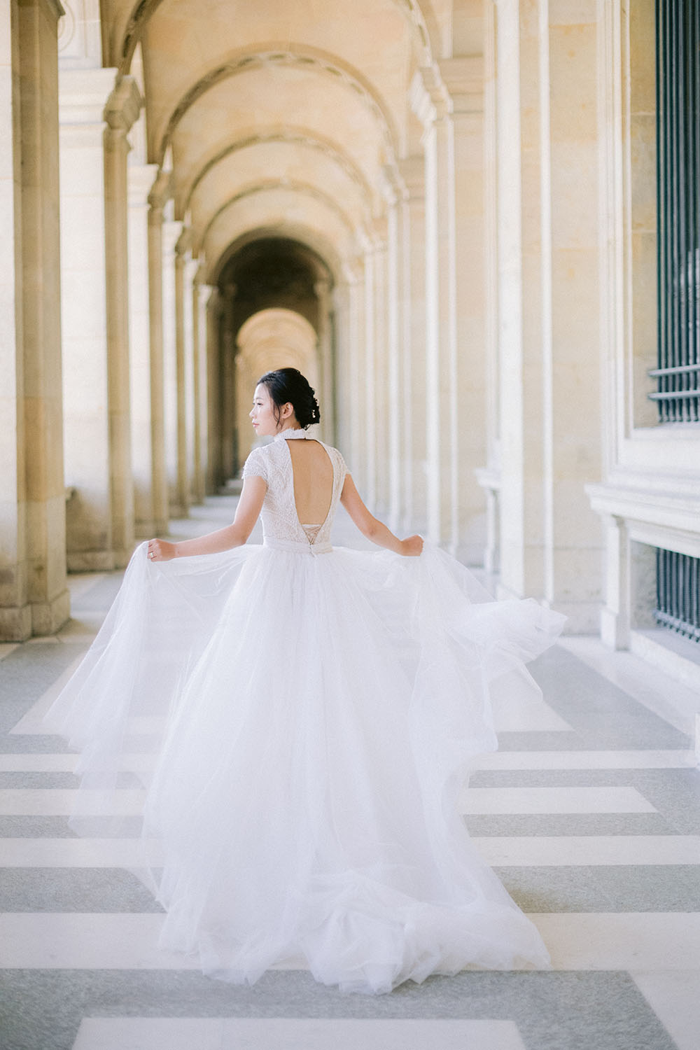 la mariee signe les papiers de l eglise pour mariage